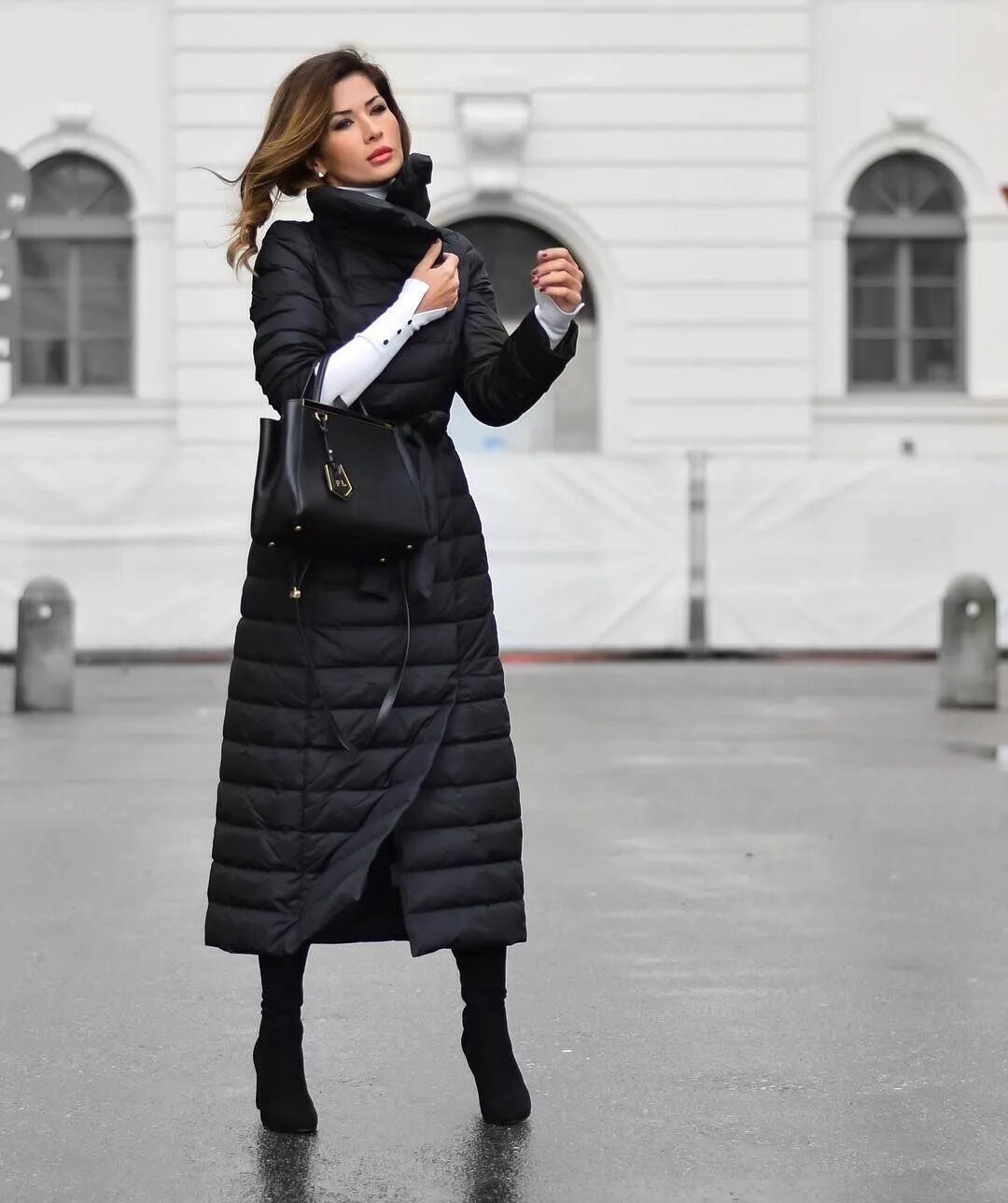 Пуховик женский осень 2024 мода Cozy puffer midi coat with trendy black leather knee high boots. Уличная мода ми