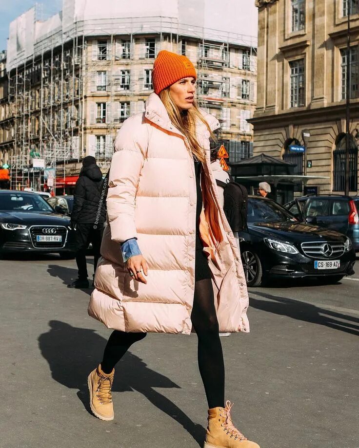 Пуховик женский стиль Great street style shot of Veronika Heilbrunner wearing the pink puffer jacket f