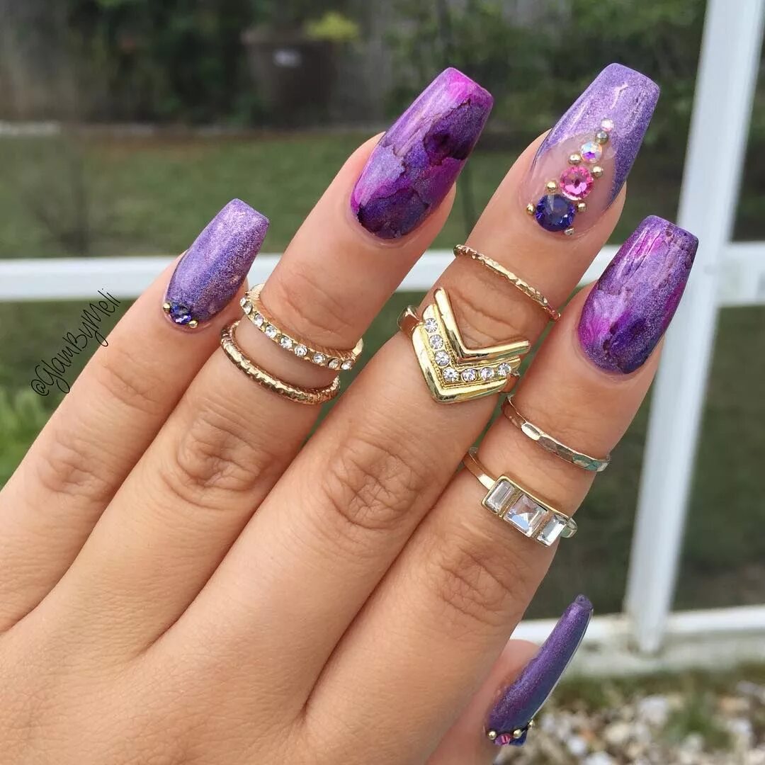 Пурпурный маникюр фото Melissa on Instagram: "✨ obviously am obsessed @mindyhardy magic on my nails (ba