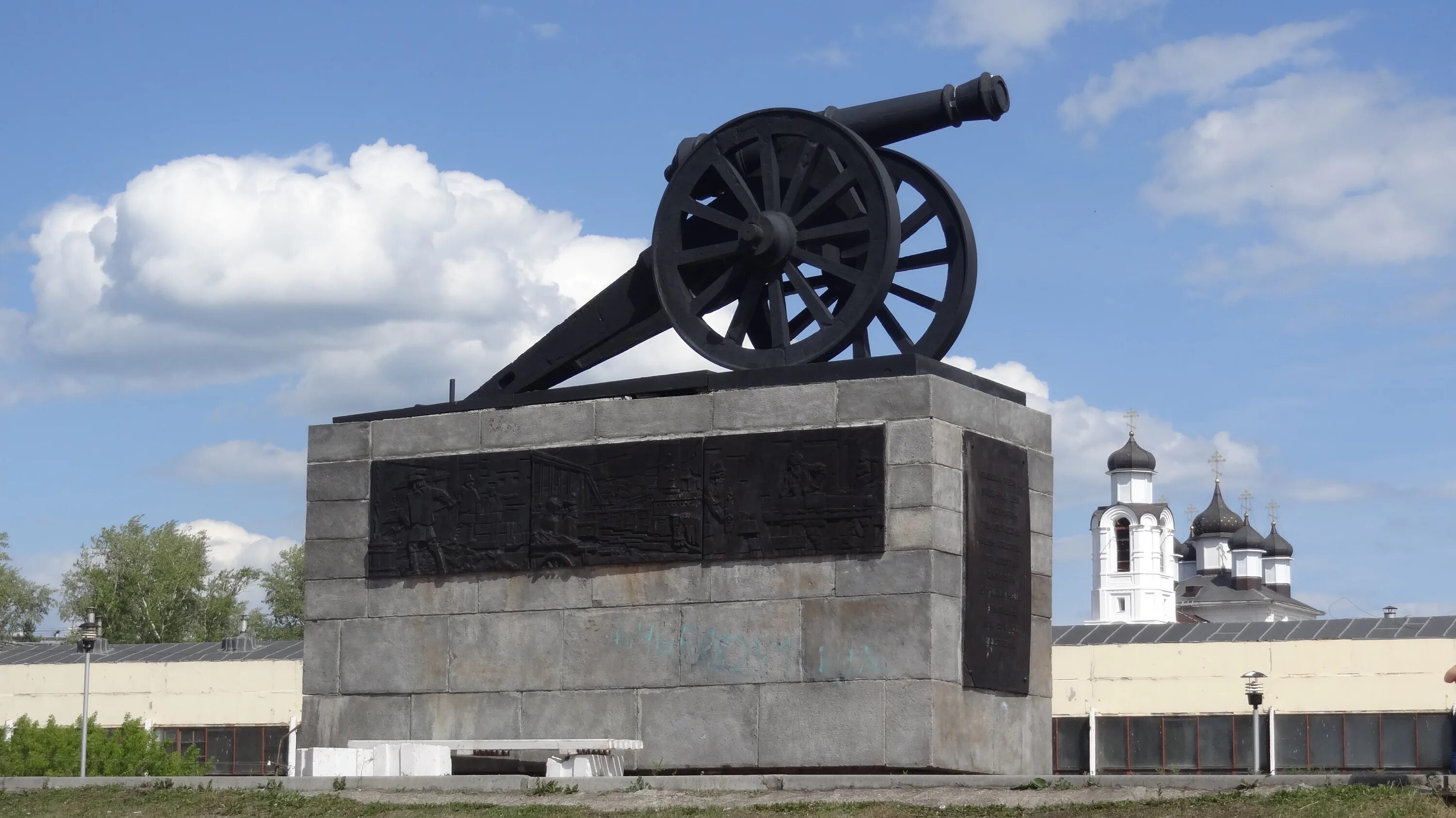 Пушка каменск уральский фото Файл:Cannon monument in Kamensk-Uralsky.jpg - Википедия