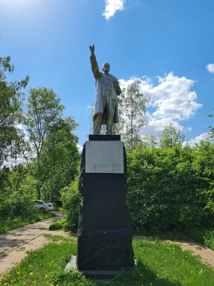 В Подмосковье ребёнок застрял в памятнике Крылову и Пушкину. Пикабу