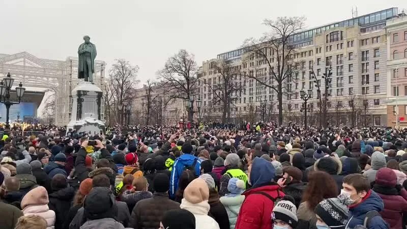 Пушкинская сейчас фото На Пушкинской сейчас так. Люди кричат: "Позор" и "Свободу Навальному". Видео: по