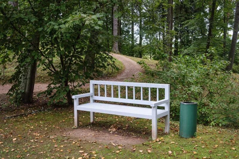 Пушкинская скамья фото White wooden bench in park stock photo. Image of countryside - 72779508