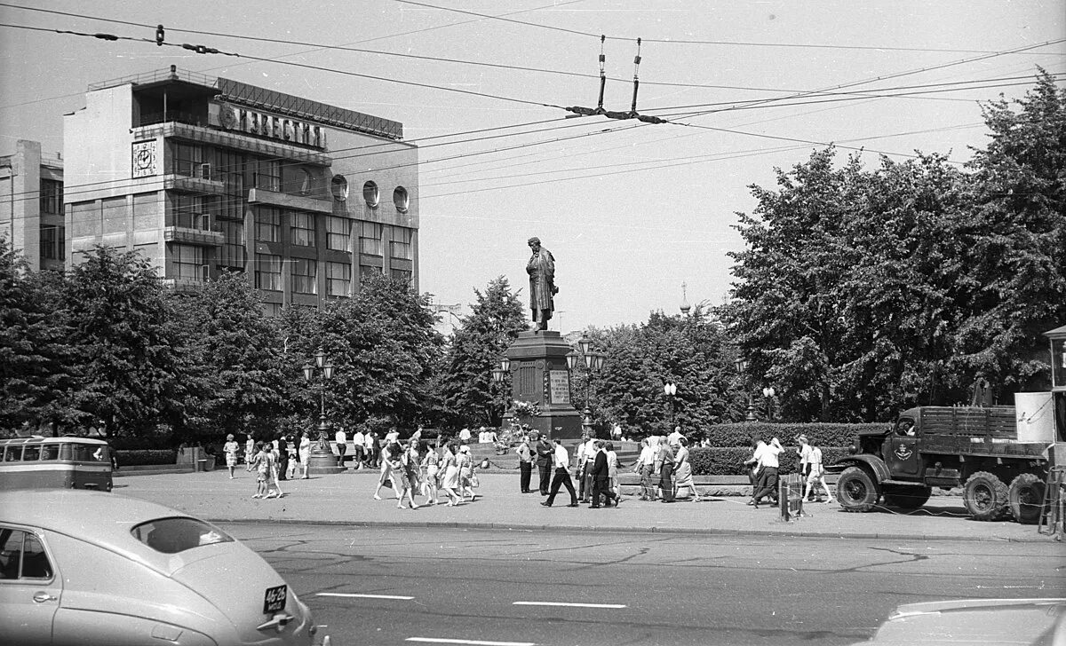 Пушкинская старые фото File:Puskin tér, Puskin szobor. Fortepan 50340.jpg - Wikimedia Commons