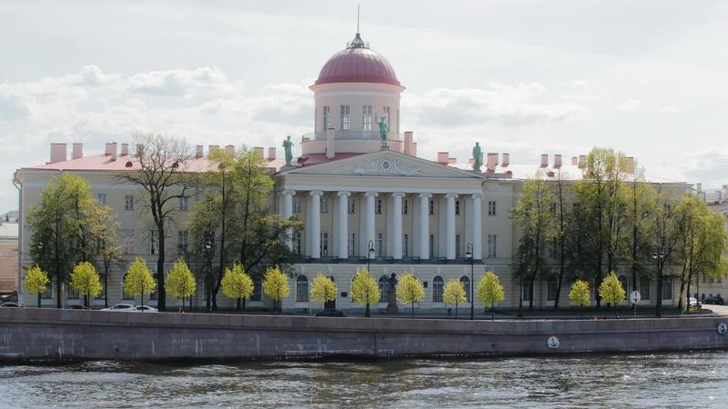 Пушкинский дом наб макарова 4 фото Понедельник станет самым тёплым днём с начала года в Петербурге