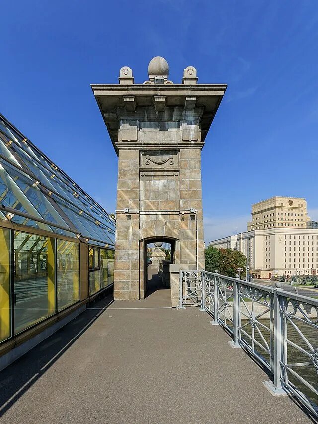 Пушкинский мост в москве фото File:Moscow Gorky Park Pushkinsky Bridge 08-2016 img4.jpg - Wikimedia Commons