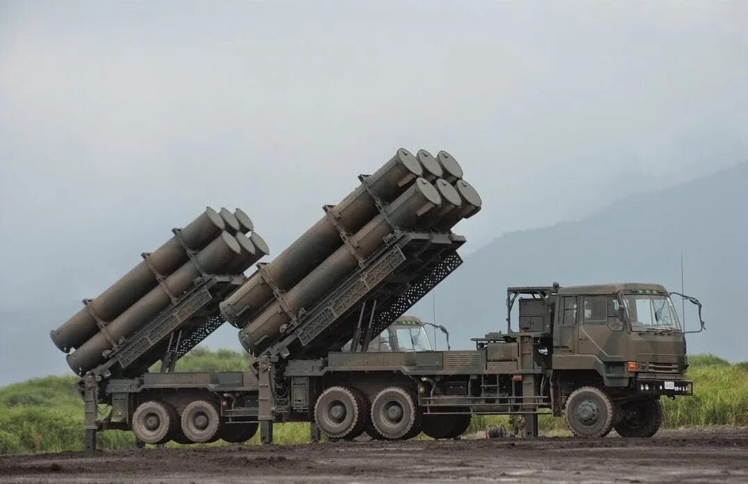 Пусковые установки фото Type 88 Surface-to-Ship Missile System 6 Launch Tubes JGSDF mounted on 6x6 Mitsu