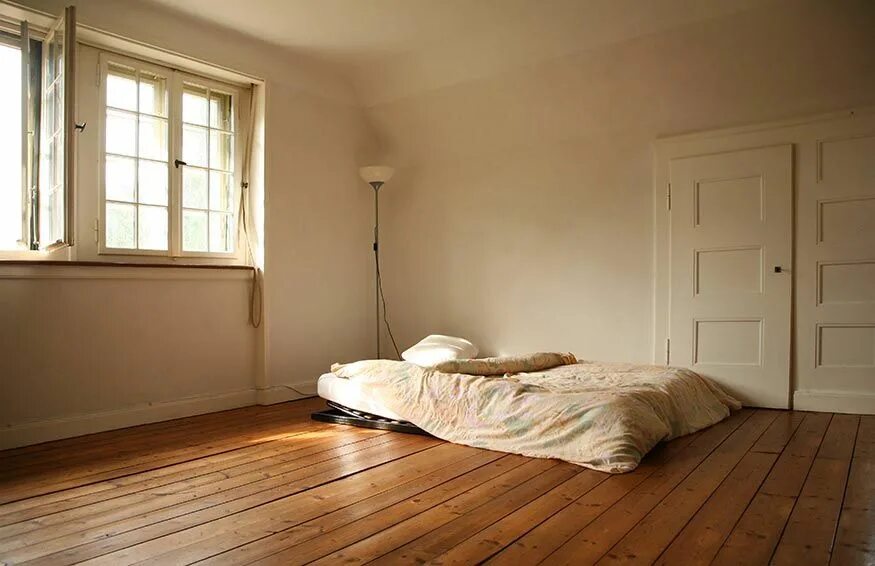 Пустая кровать фото Can You Put A Mattress On The Floor? The Pros And Cons Mattress on floor, Minima