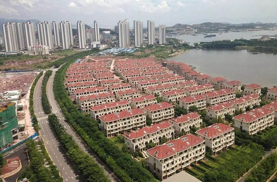 Пустые города китая фото Inside one of China's largest ghost towns: Development next to nuclear power pla