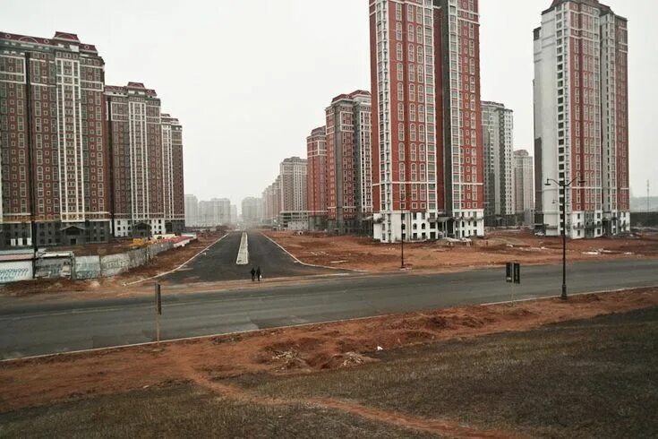 Пустые города китая фото Rush hour in Ordos the biggest ghost city in China. (с изображениями)