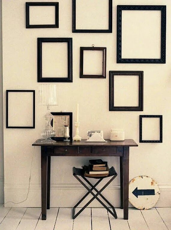 Пустые рамки на стене в интерьере Decorar una pared con marcos vacíos Frames on wall, Frame decor, Empty picture f