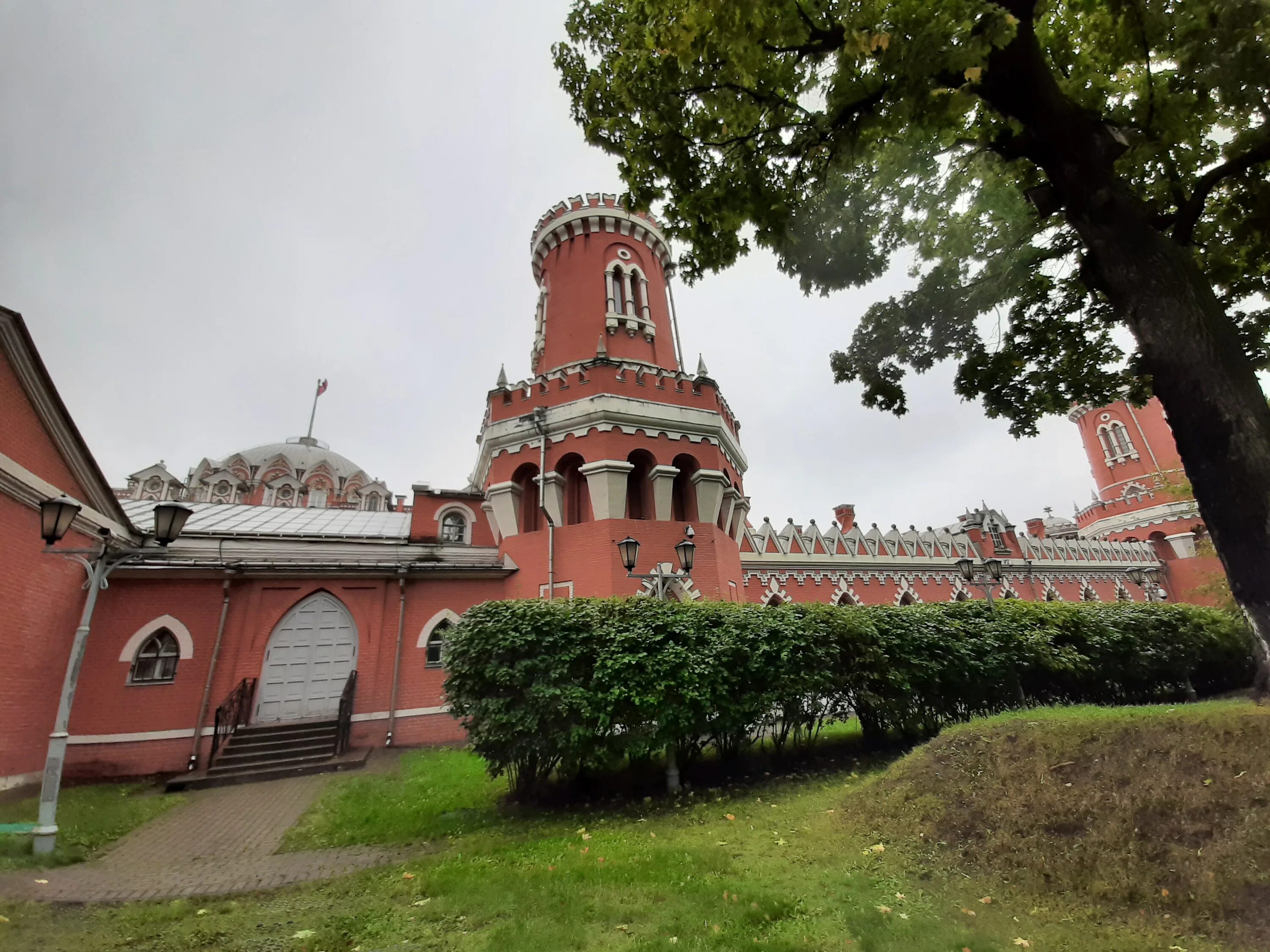 Путевой дворец москва фото File:Москва, Петровский путевой дворец (левая стена, с башнями).jpg - Wikimedia 