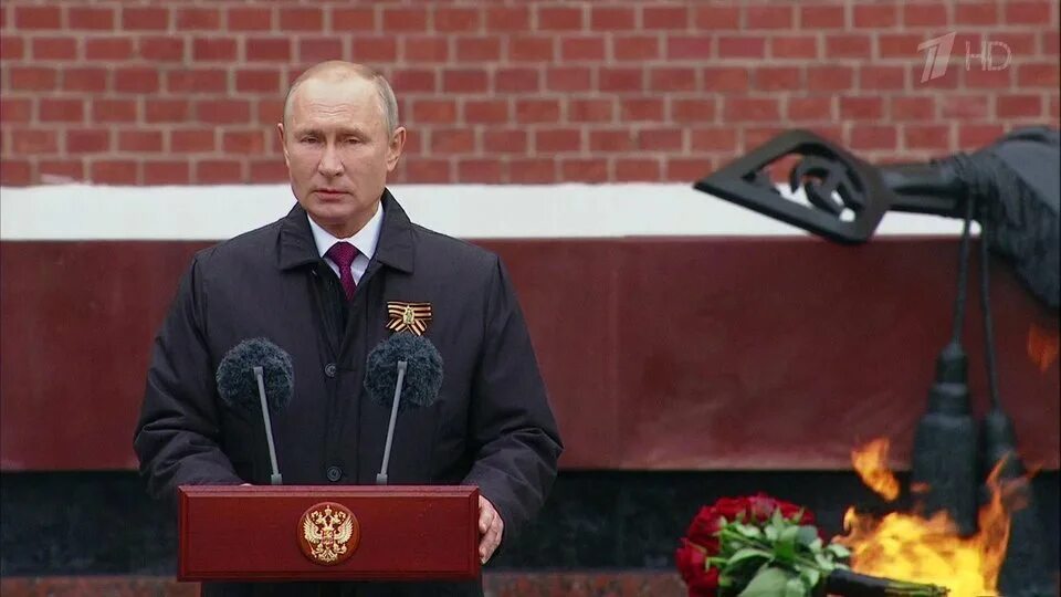 Путин 9 мая фото Владимир Путин отдал дань памяти павших и заверил: юбилей Победы еще обязательно