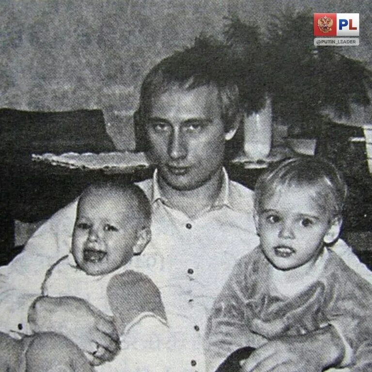 Путин биография фото детей Архивное фото Владимира Владимировича с дочками