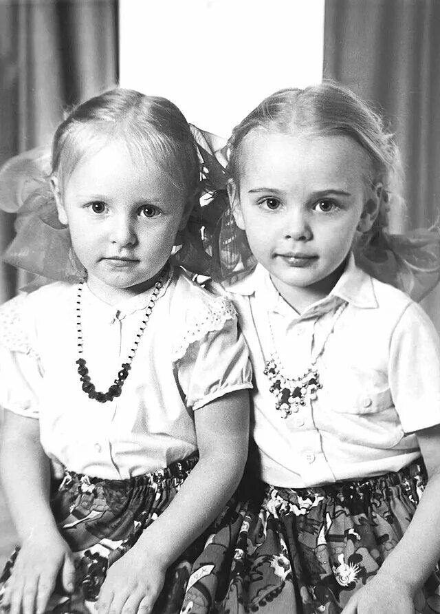 Путин биография фото детей Файл:Putin's daughters.jpg - Википедия