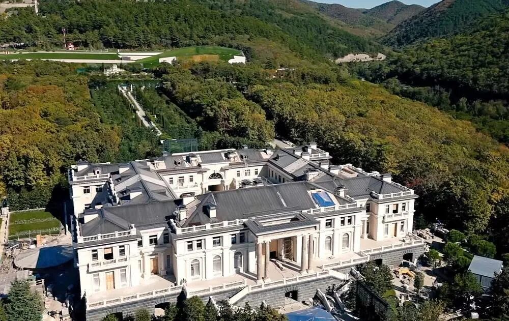 Путин дача фото Source: "Putin's Palace" was intended for Bashar al-Assad