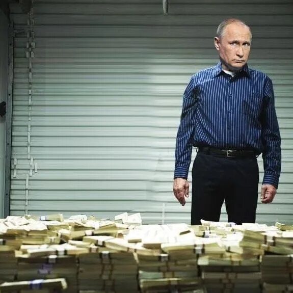 Путин деньги фото Putin is lifting Russia’s economy from its knees. According to official data in 