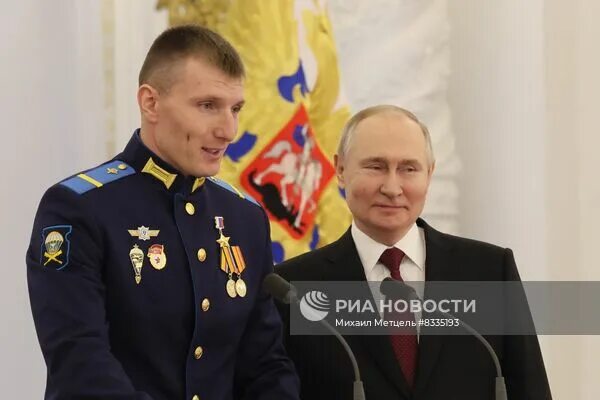 Путин герой россии фото Президент РФ В. Путин вручил Героям России медали "Золотая Звезда" Библиотека из