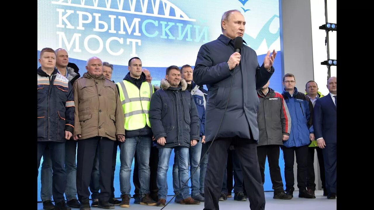 Путин крым фото Putin takes first train across Crimea bridge - YouTube