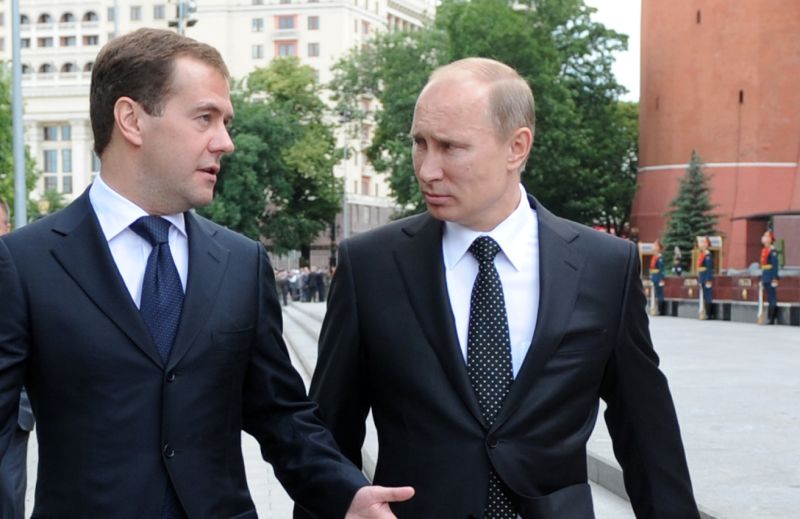 Путин медведев рост фото Russia’s Medvedev backs Putin for another presidential run CNN