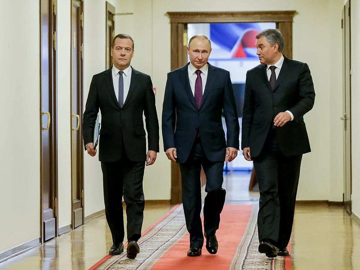 Путин медведев рост фото File:Medvedev, Putin, Volodin 2018-05-09.jpg - Wikipedia