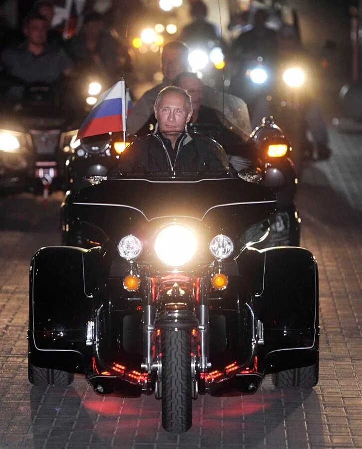 Путин на мотоцикле фото KA-CHING! * Valdimir Putin rides with 'Night Wolves' at... Vladimir putin, Putin