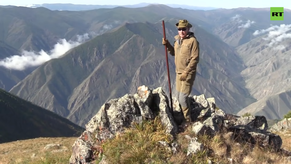 Путин на природе фото WATCH Putin hiking & driving off-road in Siberian mountains in signature holiday