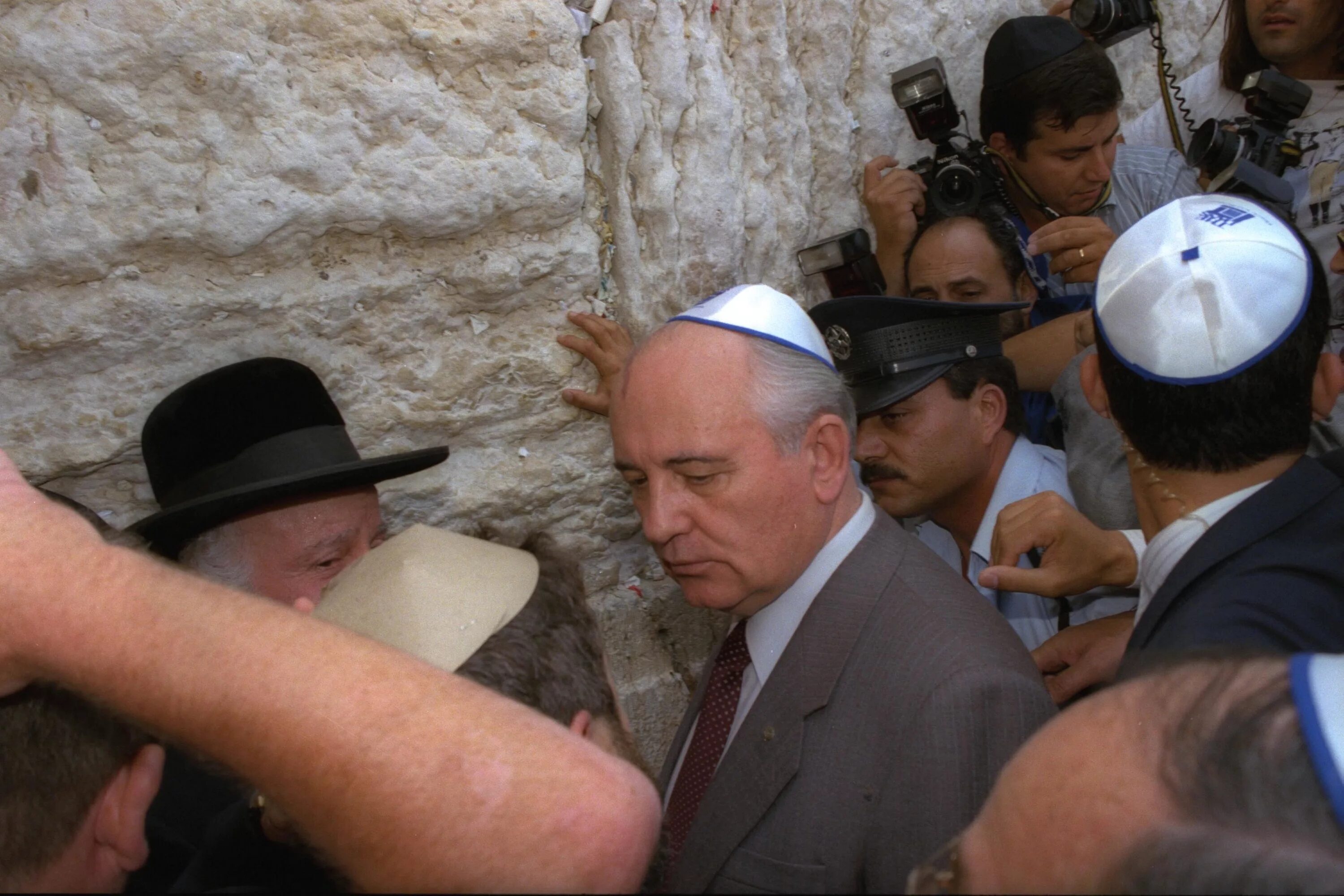 Путин у стены плача фото File:Flickr - Government Press Office (GPO) - Gorbachev at the Western Wall.jpg 