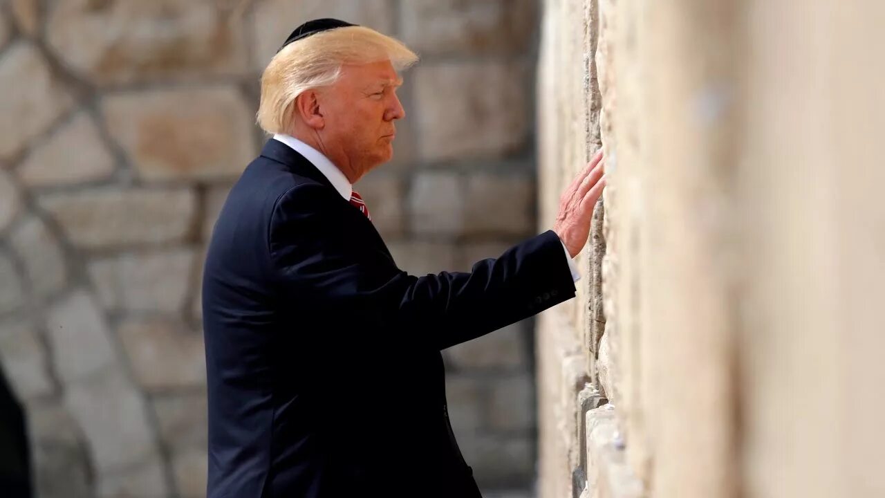 Путин у стены плача фото Watch Trump become the first sitting US president to visit The Western Wall - Yo