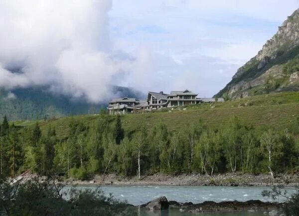 Путин в горном алтае фото Горный Алтай, река Катунь. Курортный комплекс Газпрома "Алтайское подворье". Nat