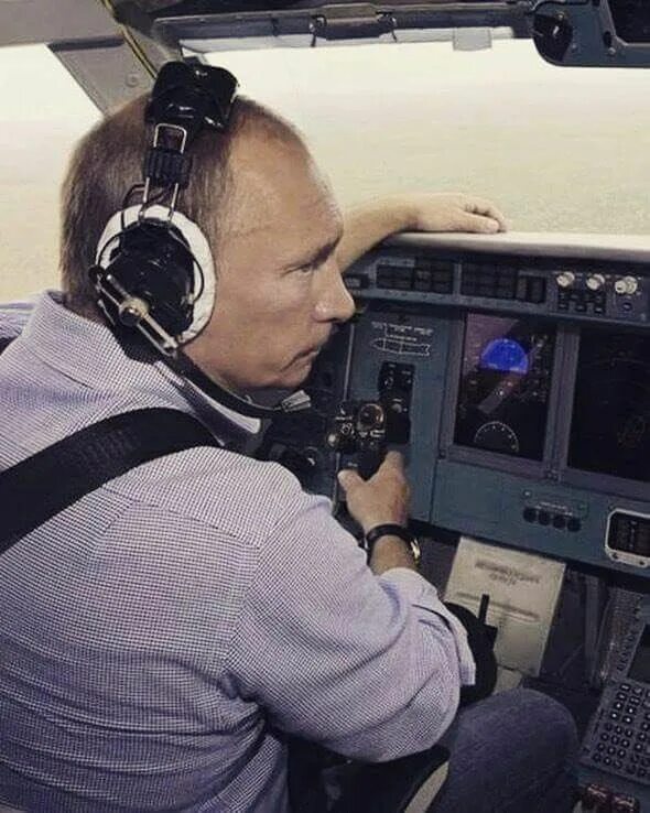 Путин в самолете за штурвалом фото Пин от пользователя Татьяна на доске Путин Президенты, Россия и Фотографии