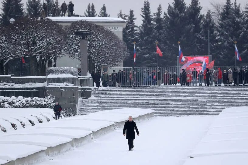 Путин в спб фото Путин почтил память защитников блокадного Ленинграда на Пискаревском кладбище в 