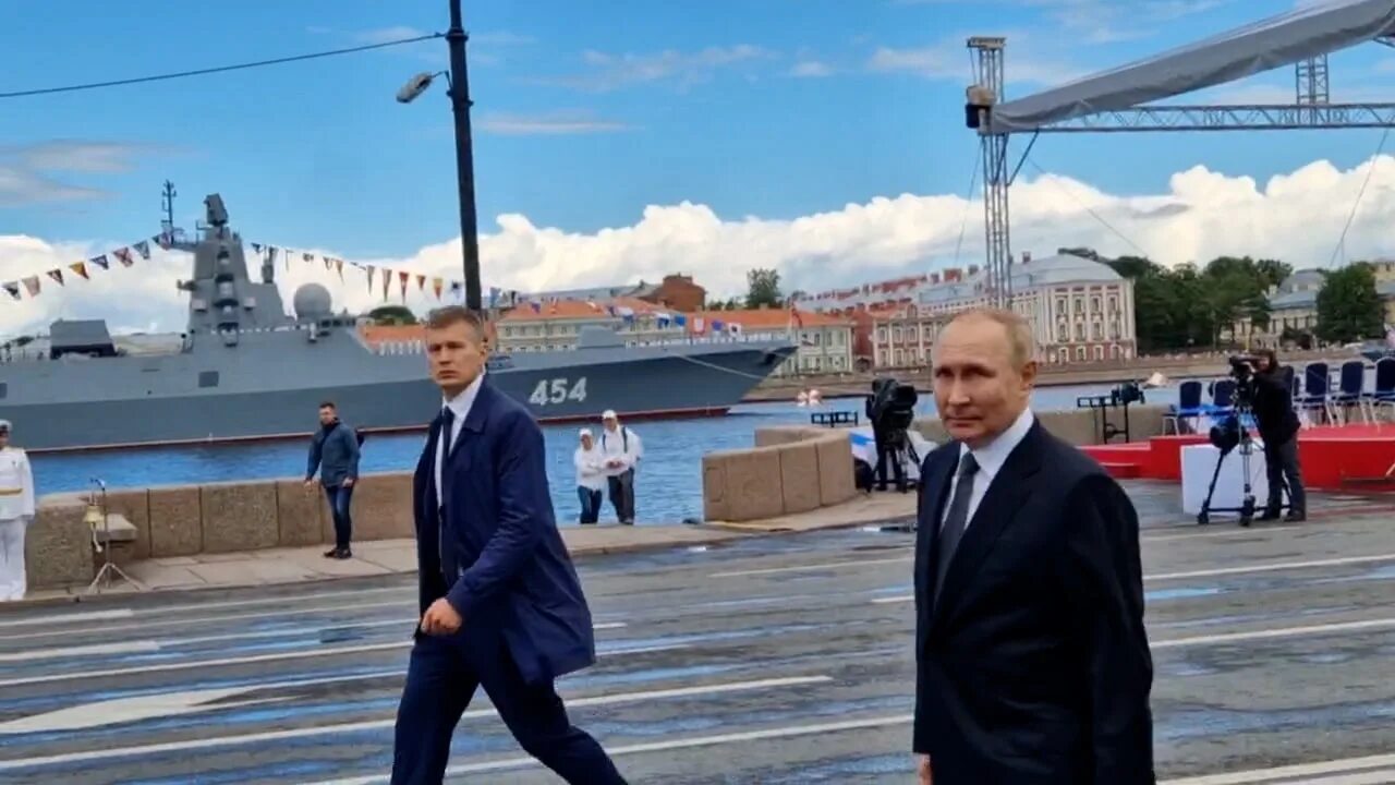 Путин в спб фото Путин на отлично оценил Главный военно-морской парад в Санкт-Петербурге