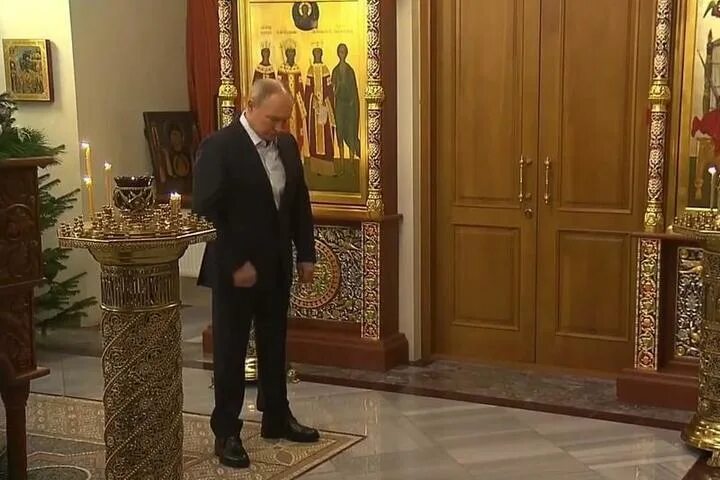 Путин в церкви фото Путин на Рождество остался в своей рабочей резиденции - МК