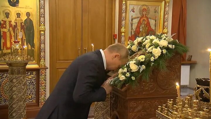 Путин в церкви фото Vladimir Putin celebrated Christmas in the temple in New Ogarevo Society Seldon 