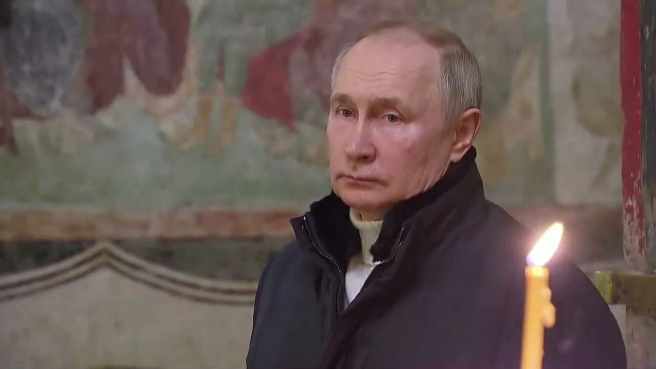 Путин в церкви фото Putin attends Orthodox Christmas service alone - YouTube