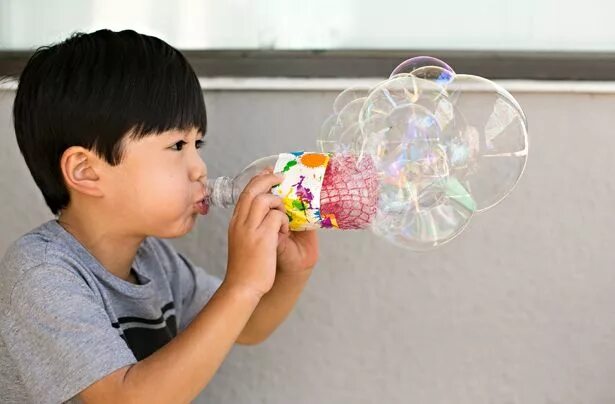 Пузыри своими руками в домашних условиях Recycle a bottle and make INCREDIBLE LARGE bubbles! Recycled crafts kids, Water 