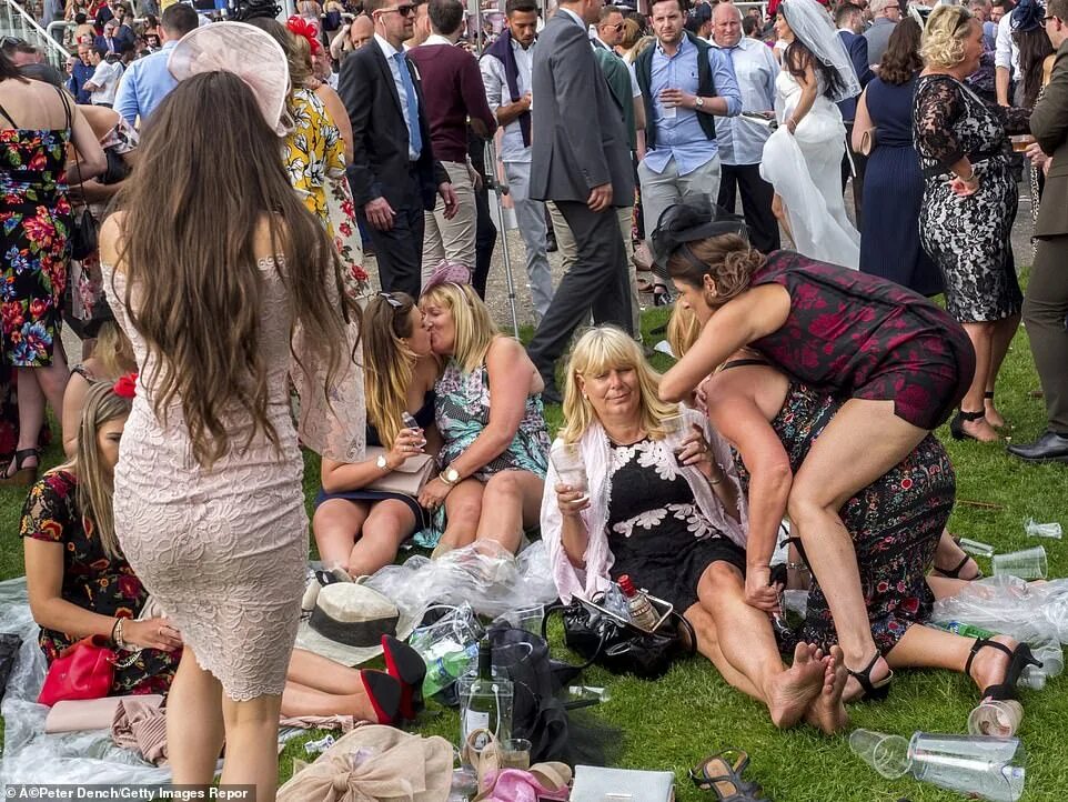 Пьяные выходки девушек в лесу фото Racegoers antics revealed in photographs that show racegoers wild attitudes Dail