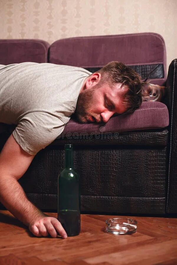 Пьяный на диване фото Hangover Morning after Booze. Stock Photo - Image of drinker, alone: 83083764