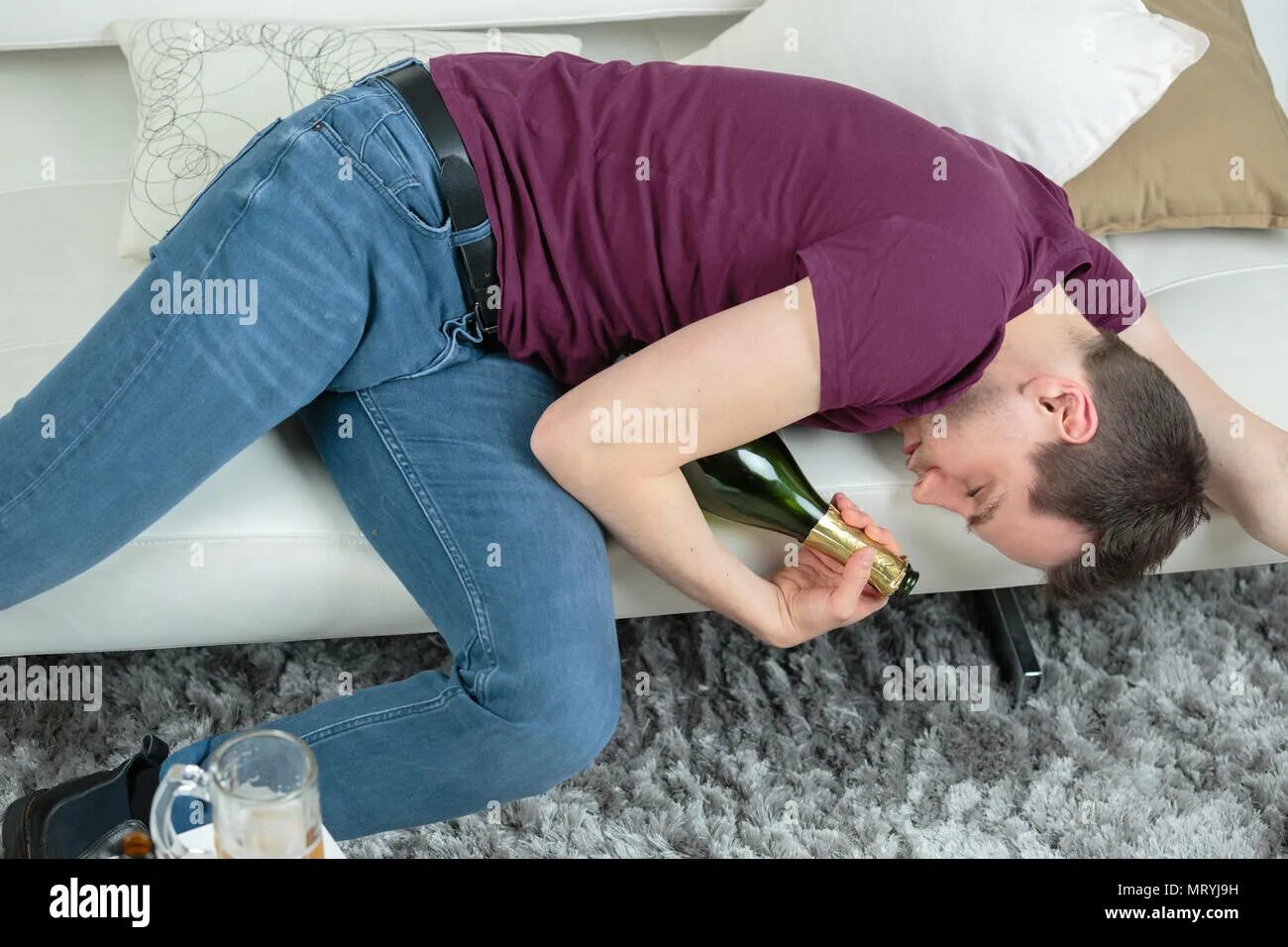 Пьяный на диване фото young drunk man sleeping on the sofa Stock Photo - Alamy