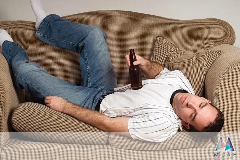 Пьяный на диване фото How to Stop Binge Drinking for Good - Muse Treatment