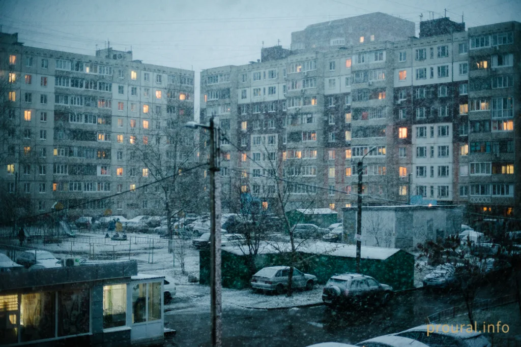 Пятиэтажка зимой фото Почему нам нравится вайб зимних русских городов? Схроники СНГ Дзен