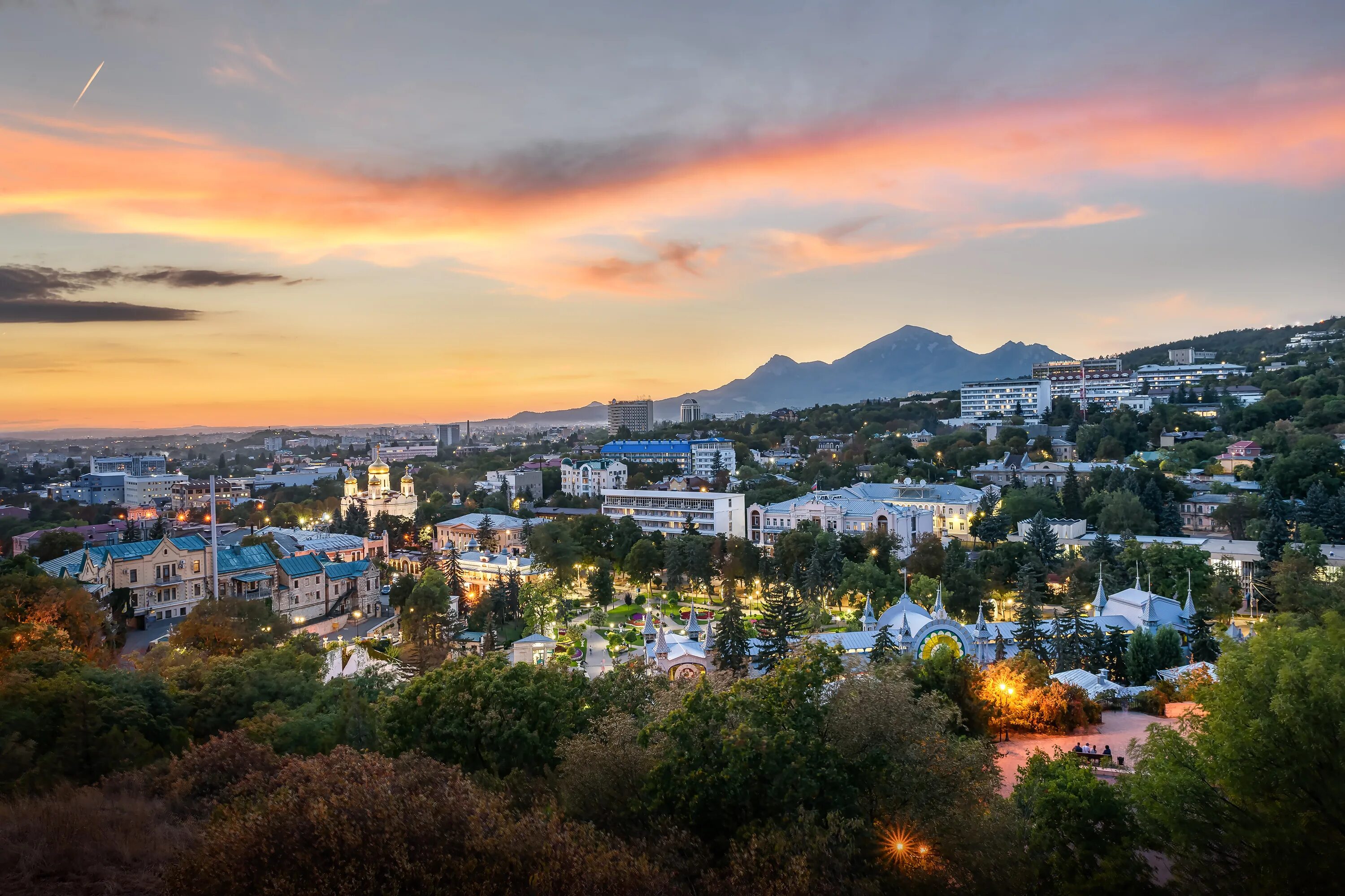 Пятигорска фото с описанием Осенний вечер зажигает огни. Photographer Zakharov Armen