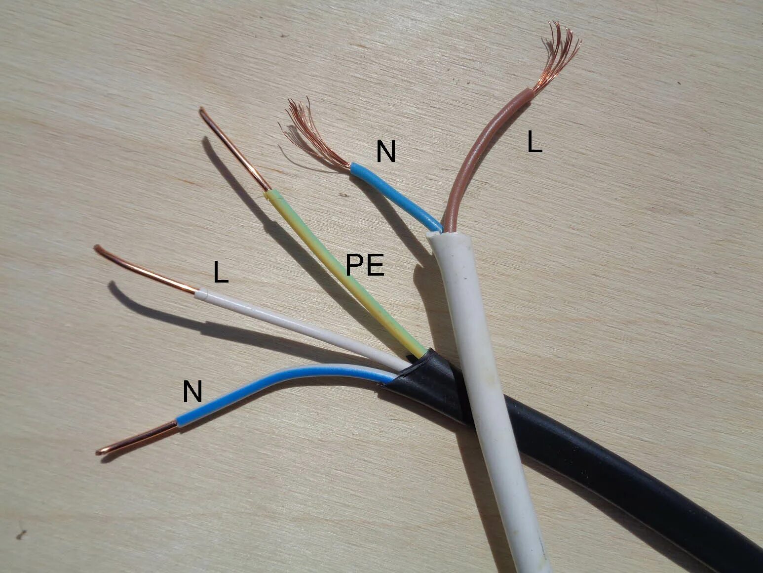Пятижильный провод подключение Белый синий коричневый черный провода