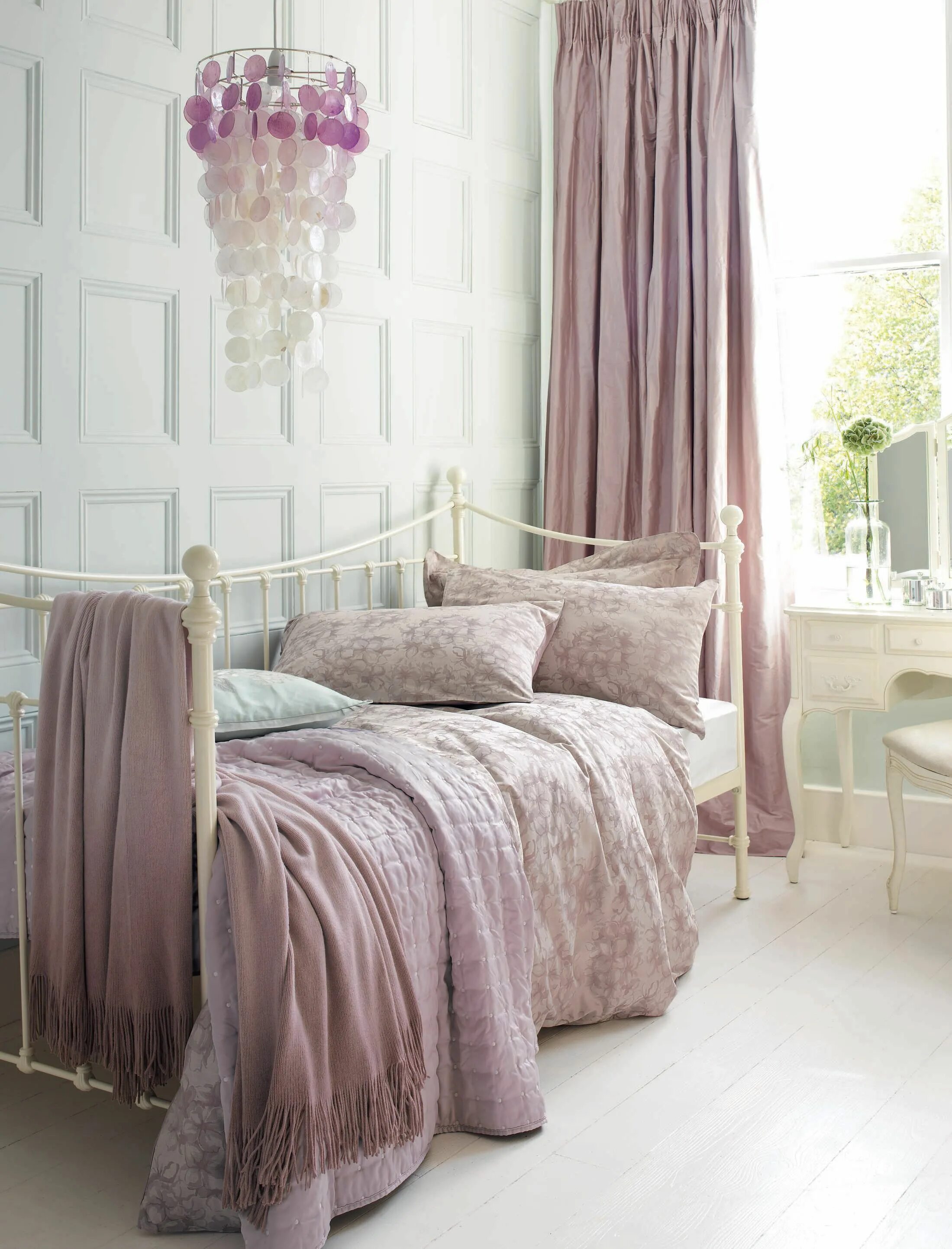 Пыльная роза в интерьере спальни Spring/Summer 2011 Home Collection by Laura Ashley Decoración de unas, Decoracio