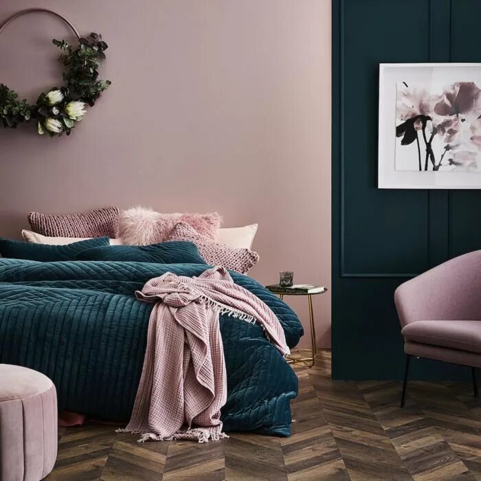 Пыльная роза в интерьере спальни peinture chambre adulte rose, tabouret et fauteuil rose, parquet chevron, couron