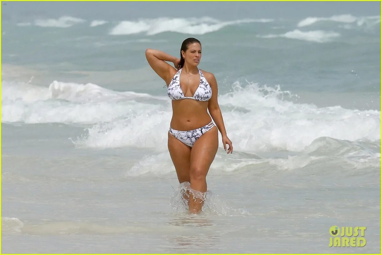 Пышные на пляже фото Ashley Graham Flaunts Her Figure on the Beach in a Bikini: Photo 3796157 Bikini 