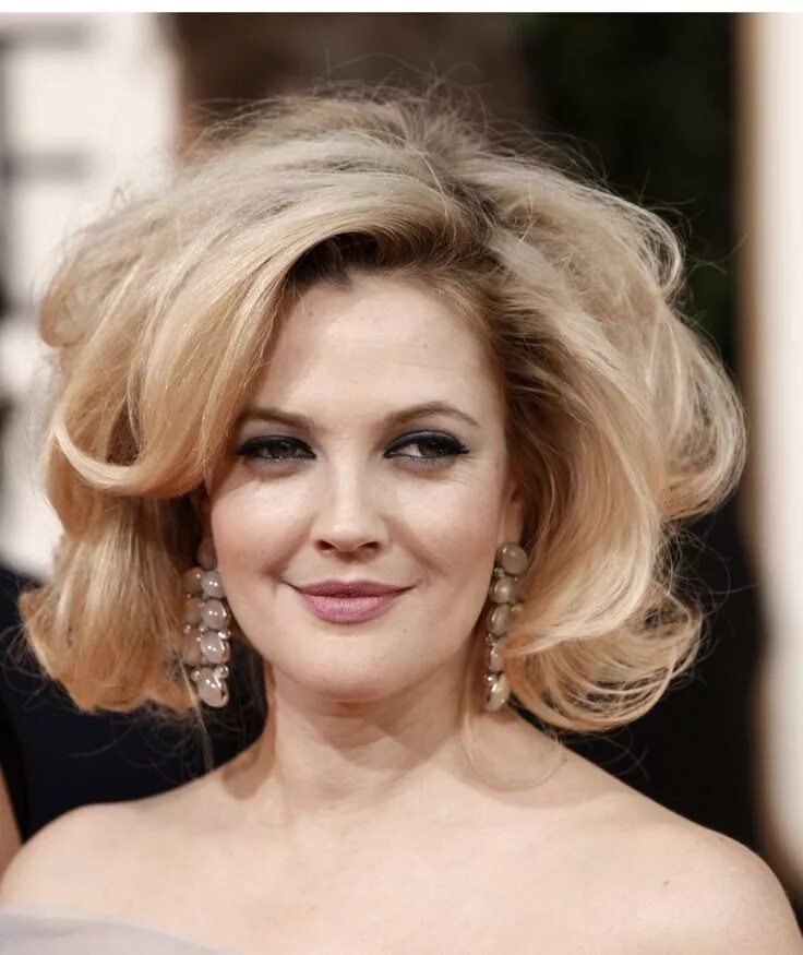 Пышные прически на средние Drew Barrymore. bouffant Big texas hair, Big short hair, Texas hair