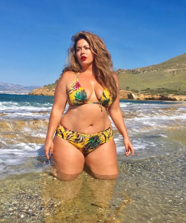 Пышные женщины на природе фото Musa plus size brasileira, Fluvia Lacerda estrela ensaio de biquíni - Quem QUEM 