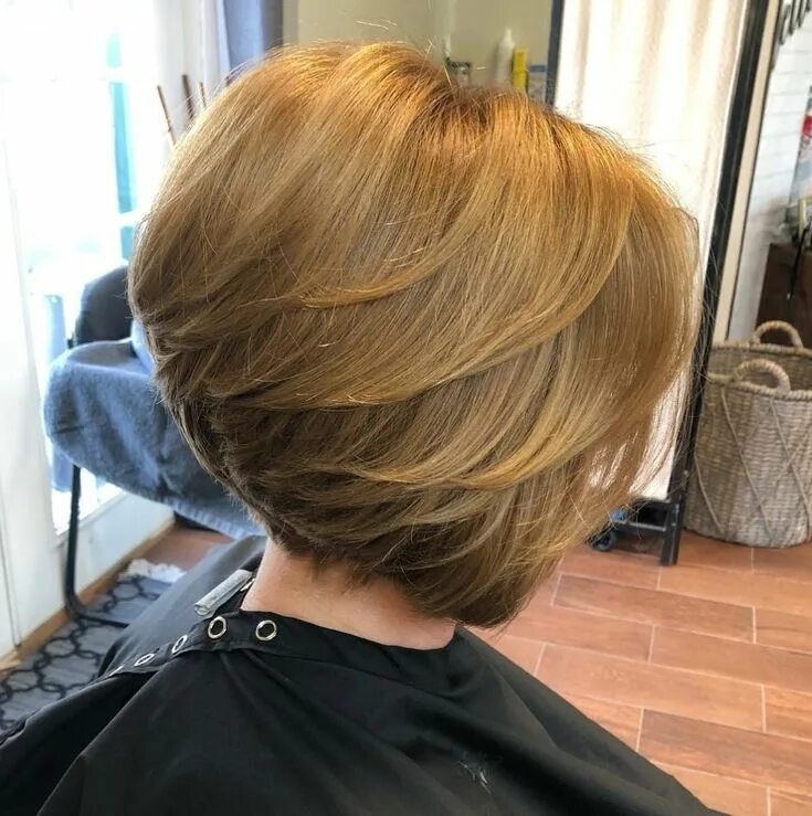 Пышный боб фото All You Need to Know About Feathered Hair Stacked bob haircut, Stacked haircuts,